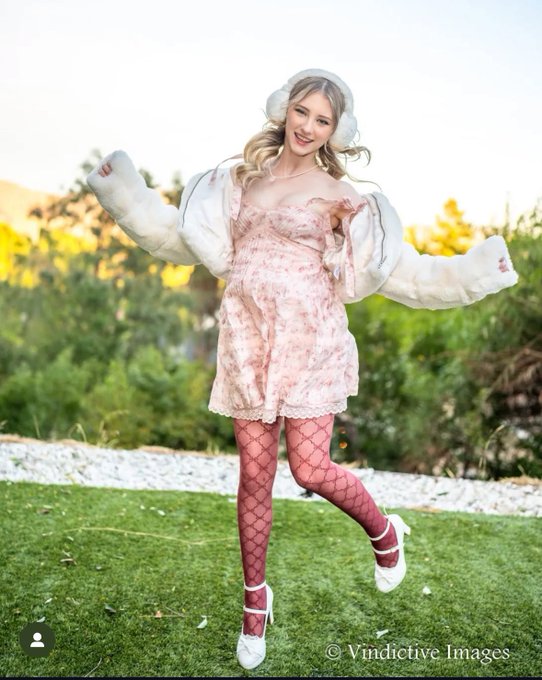 Watch Melody's leaked NSFW photo on TwXstars