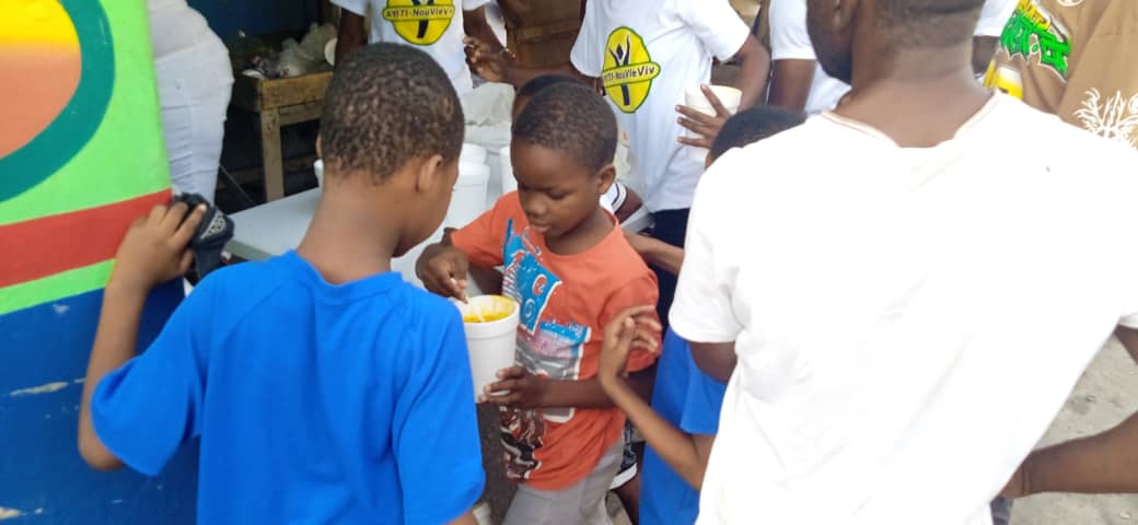 dynamic_post's tweet photo. Òganizasyon sosyo-politik #Ayiti-Nouvleviv te reyalize 2e edisyon #SoupSolidariteakLanmou ane sa. Se nan plis pase 15 katye distribisyon sa te reyalize. Malgre difikilte yo, moun yo t kontan jwi ti moman sila a . https://t.co/DAqEcVlz4i