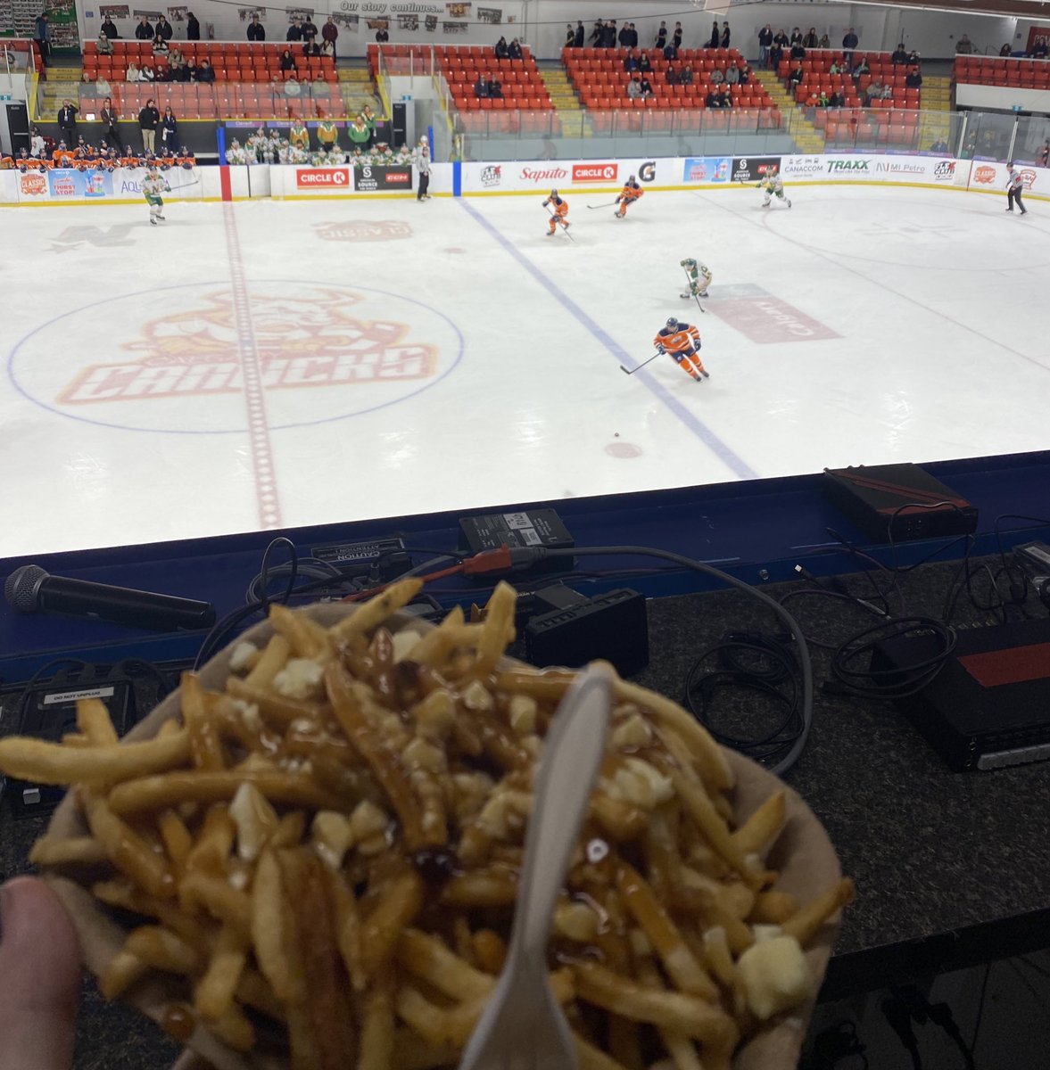 Another Circle K Classic in the books🔥

15 games spread across 6 days, whole lotta yapping. My favourite tournament to do every year, So many class acts in the Calgary PxP scene rn and it made for a terrific tournament. Pleasure to work with everyone, excited for next year🏒