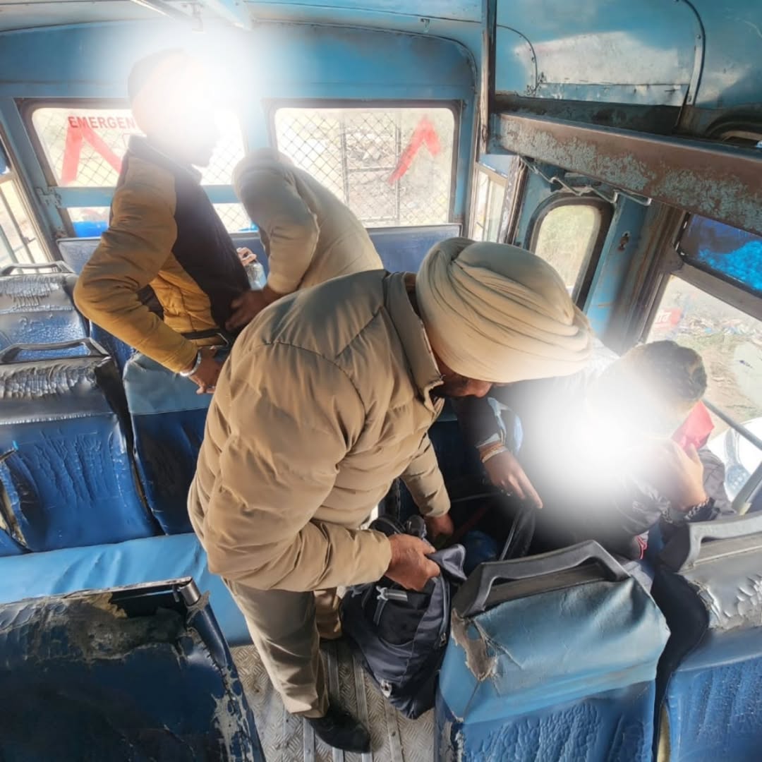 PatialaRange's tweet image. Patiala Police continues its vigilant efforts with interstate blockades and thorough checking of vehicles to maintain law and order. Our commitment to public safety and prevention of anti-social activities is unwavering.

Stay alert, stay safe!

#PatialaPolice #Interstate