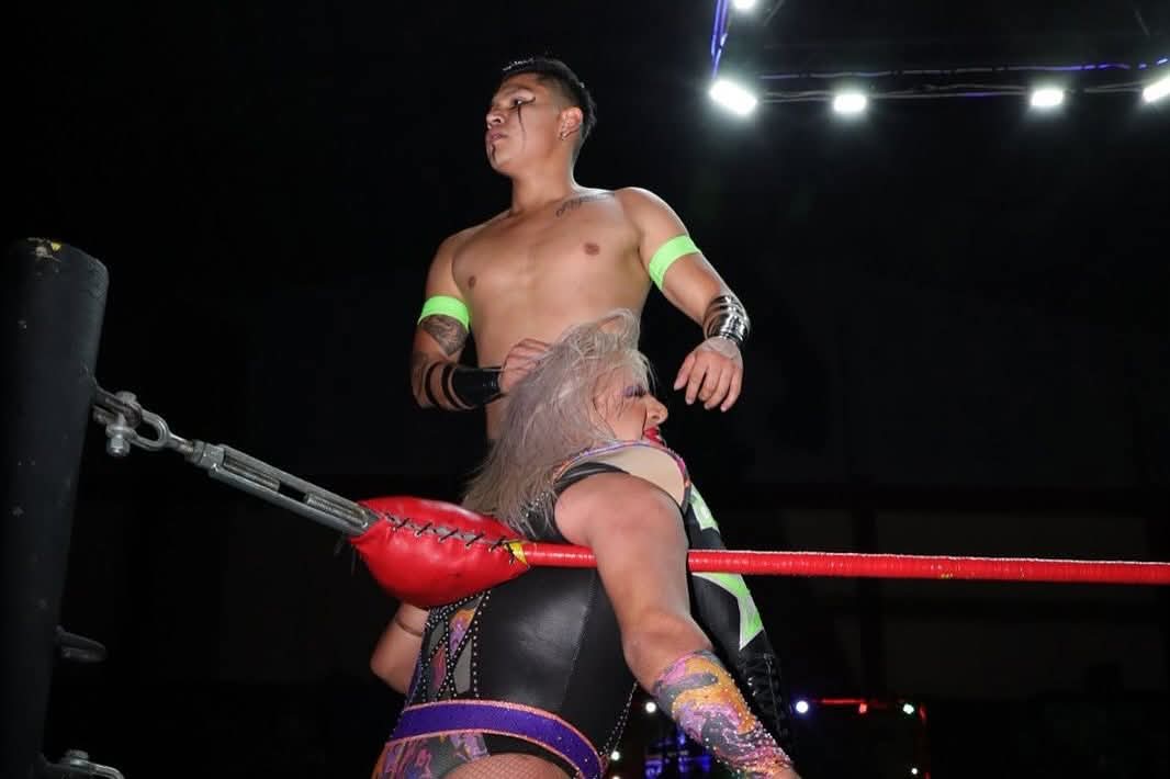 LaTijeraLucha's tweet photo. Lucha de regalo de #ProduccsSanchez en #ArenaNeza en el 47 aniversario del “nacimiento de la magia”, donde #JessyVentura, #DivaSalvaje y #Mamba salen con la mano en alto al dar cuenta de #DiosDelInframundo, #BlackMoria y #EscarlataNegro en lucha premiada con billetes y monedas… https://t.co/K9uwi3MJFP