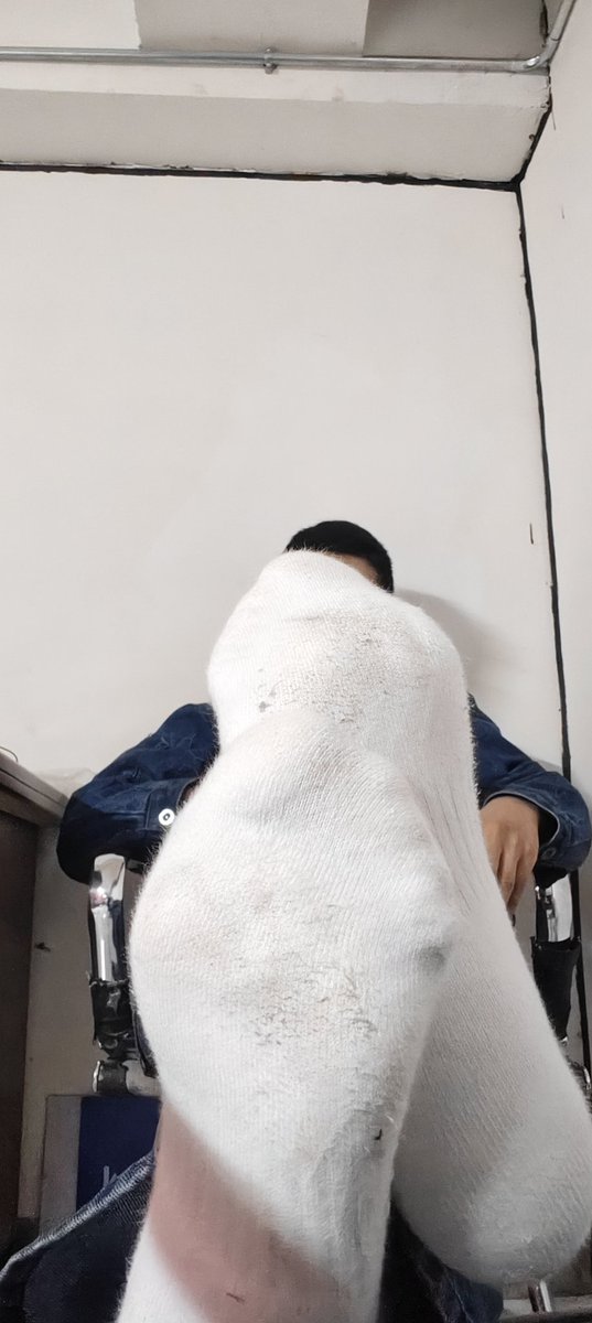 新的一年，总要有新袜子让狗子舔 #男同是狗 #吸臭就无脑 #低人一等的男同最爱 #吸R无脑狗 #绿母狗 全部的废物狗都新的一年继续保持你们的傻逼哈哈哈哈