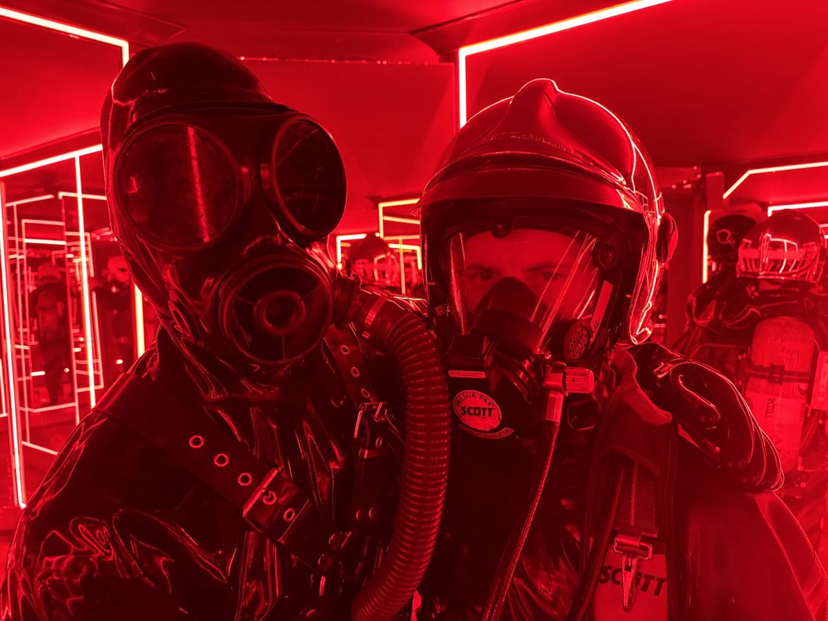 _hazzy1_'s tweet image. Thank god I was equipped with a SCBA apparatus when @SuperRubber64 set my crouch on fire by sucking the air out of my viking drysuit with that hose connected to his gasmask 🥵🍆💦