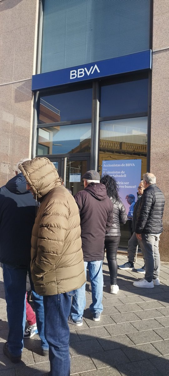 patriutrera's tweet photo. El BBVA plaça Segarra Santa Coloma de Gramenet, desitja un molt bon 2025 a la gent que fa cua per fer ús dels seus diners, almenys, els desitja un bon encostipat, perquè els fa esperar al carrer, a 2 de gener. Cada cop millor... @bbva https://t.co/OL9XkRIDz3