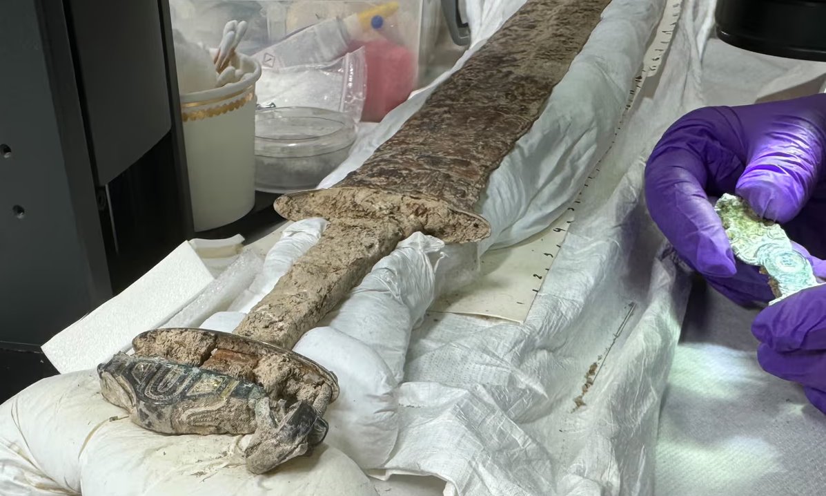 Pour bien commencer l'année, voici une incroyable épée du 6e siècle trouvée il y a quelques semaines dans un vieux cimetière près de Canterbury. 

Elle est encore dans son fourreau fait de cuir, de bois et de fourrure de castor. theguardian.com/science/2024/d…