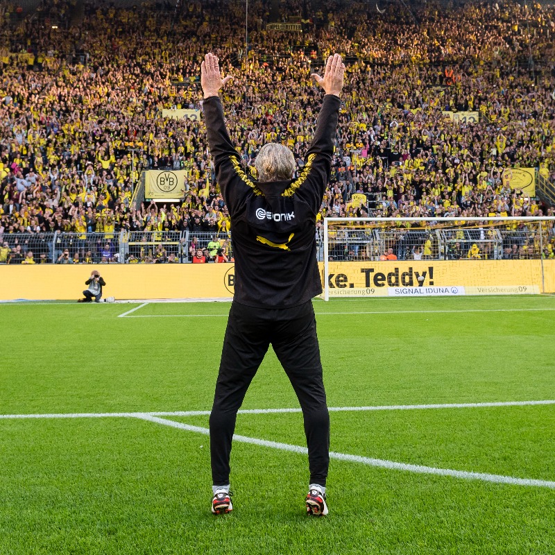 BVB's tweet photo. Lieber Teddy, Du lebst in den Herzen aller Borussen weiter – heute an Deinem Geburtstag und an jedem anderen Tag. Ruhe in Frieden.