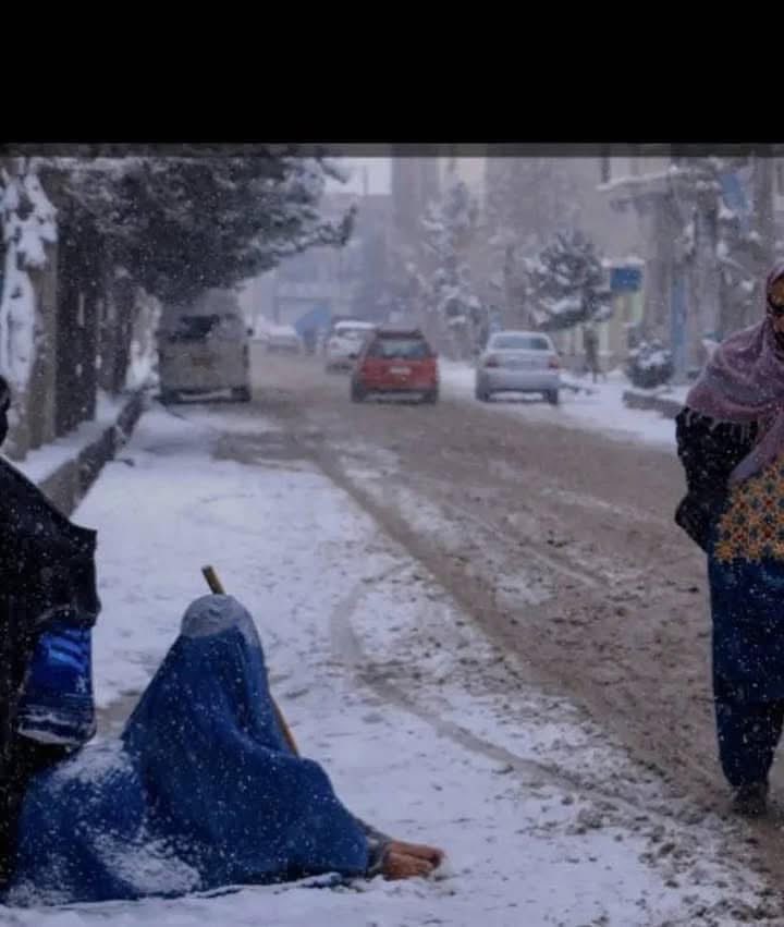 Faizullah_Faiz1's tweet photo. Amid the snowfall, don’t forget those struggling in the freezing cold—women, children, and the elderly seeking help. A small act of kindness can bring warmth to their lives. It costs little to make someone smile. Let’s share and care this winter. https://t.co/LHjmMJ3Nke