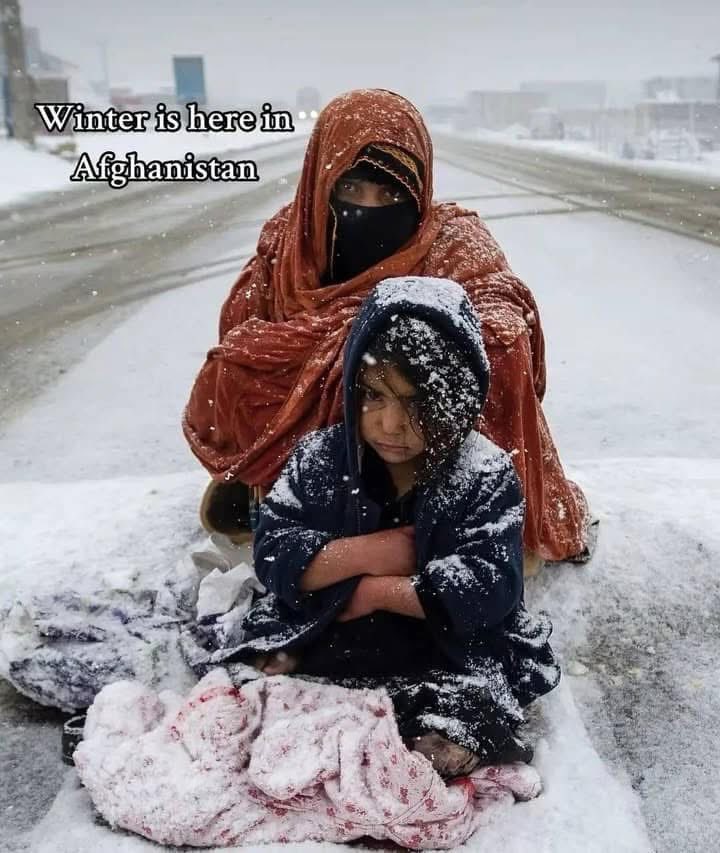 Faizullah_Faiz1's tweet photo. Amid the snowfall, don’t forget those struggling in the freezing cold—women, children, and the elderly seeking help. A small act of kindness can bring warmth to their lives. It costs little to make someone smile. Let’s share and care this winter. https://t.co/LHjmMJ3Nke