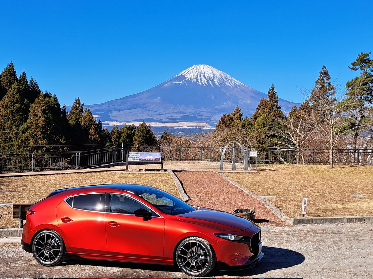 TTO241's tweet photo. 今日の御殿場で撮った📸快晴🌞の富士山🗻と愛車🫶
#富士山 #MtFuji
#MAZDA3FB #RetroSportsEdition
#Soulredcrystalmetallic #withMazda
#beadriver #心よ走れ
#AutoExe #AutoExeJapan
#RAYS #VOLKRACING #G025 #MICHELIN #PILOTSPORT5 https://t.co/9QVCWOWkkG