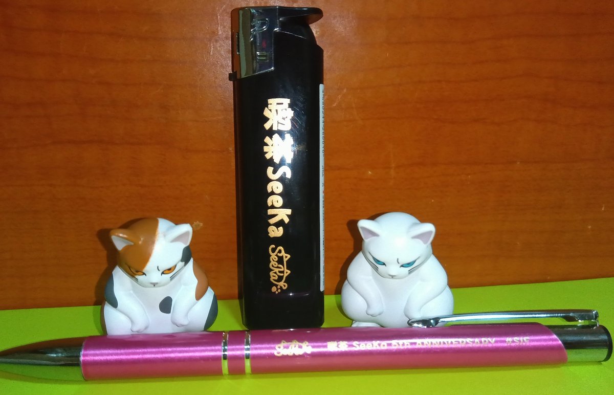 nobo197002101's tweet image. 1月2日 チェキ📸＆諸々
 #Seeka に初めて行ってまいりました🙇‍♂️
前回初期メンの物販にお邪魔出来ずだったのでご挨拶に🏃
「今日Tsumuいないよ」や「ライブの時に振る色間違えてた人？」と💦
そしてお正月！と言う事で、お雑煮や辛味もちまでご馳走になりノベリティやお年玉まで✨
有難うございます🙇‍♂️🙇‍♂️