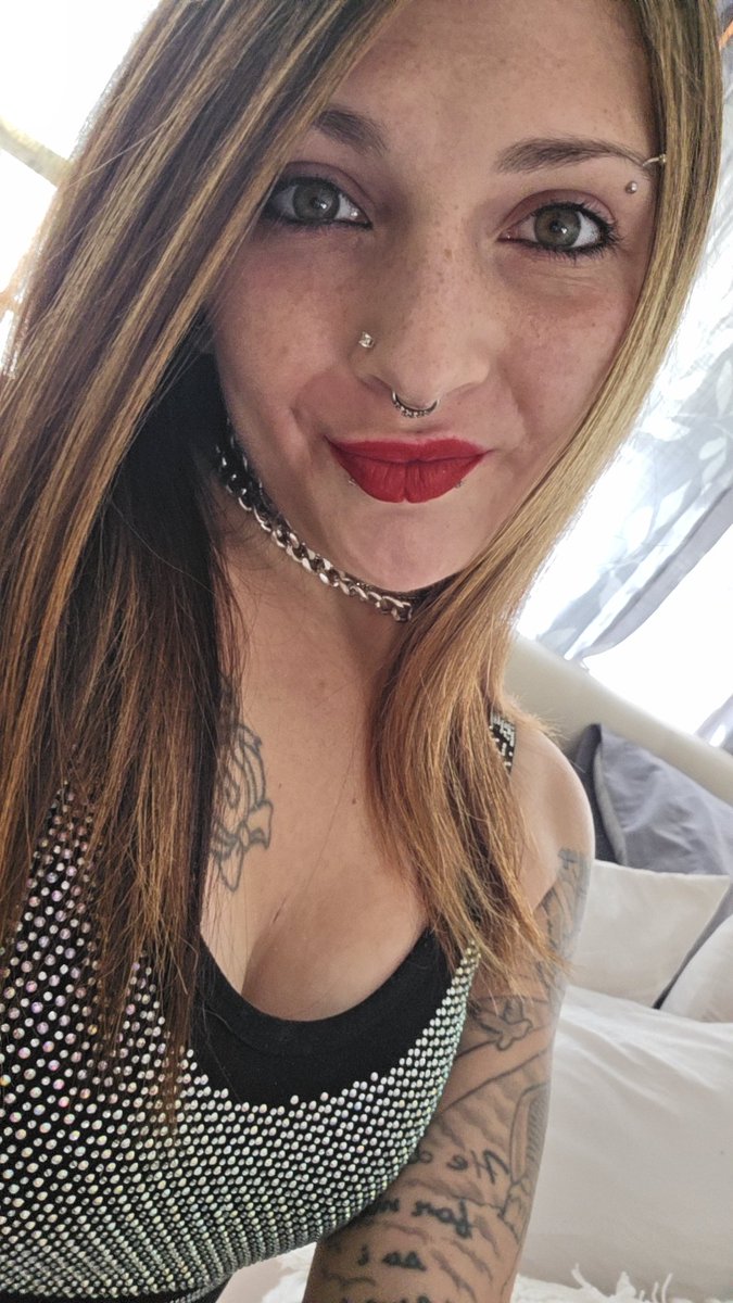 bethanieb45's tweet photo. #blonde #highlights #fyp #trending #eyes #lipstick #makeup #piercings #choker #happy #imy #lovehard #lovedeep #bb #green #follow https://t.co/kRuHefhtbT