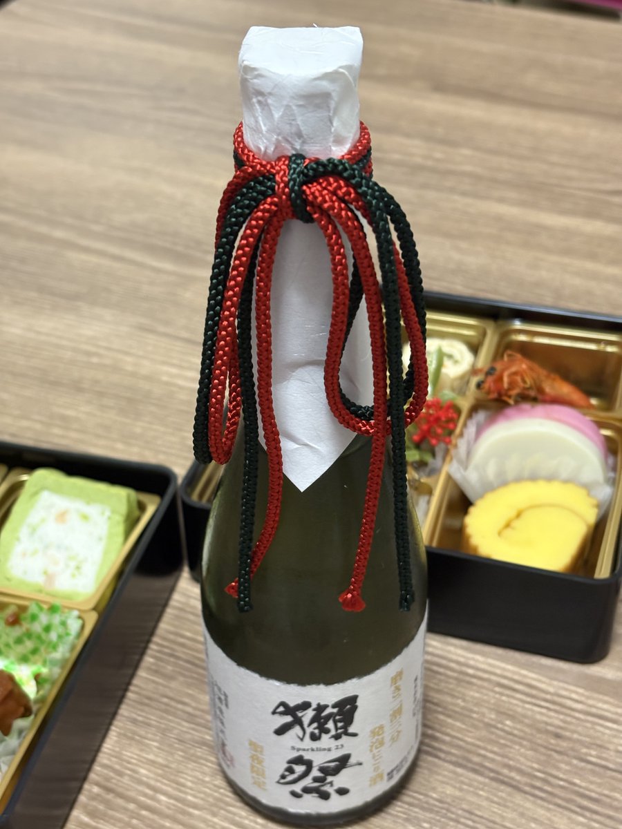 vvvmoonvvv's tweet photo. 新年あけましておめでとうございます🎍
昨年末引っ越して水槽も3台になり(今のところ🙄)やっと部屋も落ち着いたお正月🎍23年末に買ってた獺祭スパークリング、やっと飲めた。かなり久しぶりに気持ち良く酔えた(*´꒳`*)今年も皆様にとって良い歳でありますように。今年もよろしくお願いします(*´꒳`*) https://t.co/SWXRGRSLGZ