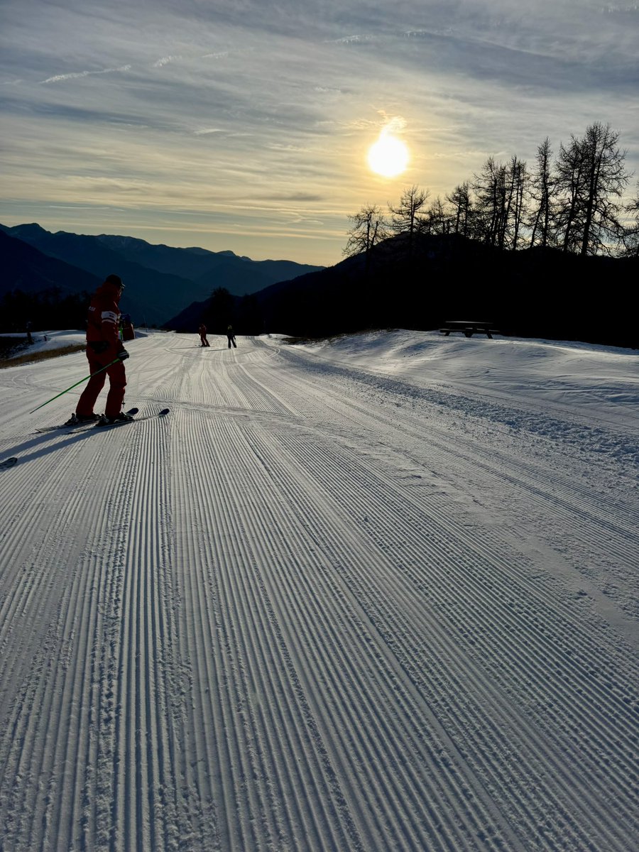 Magnifique journée qui commence. 
Quelles sont vos résolutions pour 2025 ? 

#esf #esflacolmiane #lacolmiane #ski #montagne #soleil #fun #plaisir