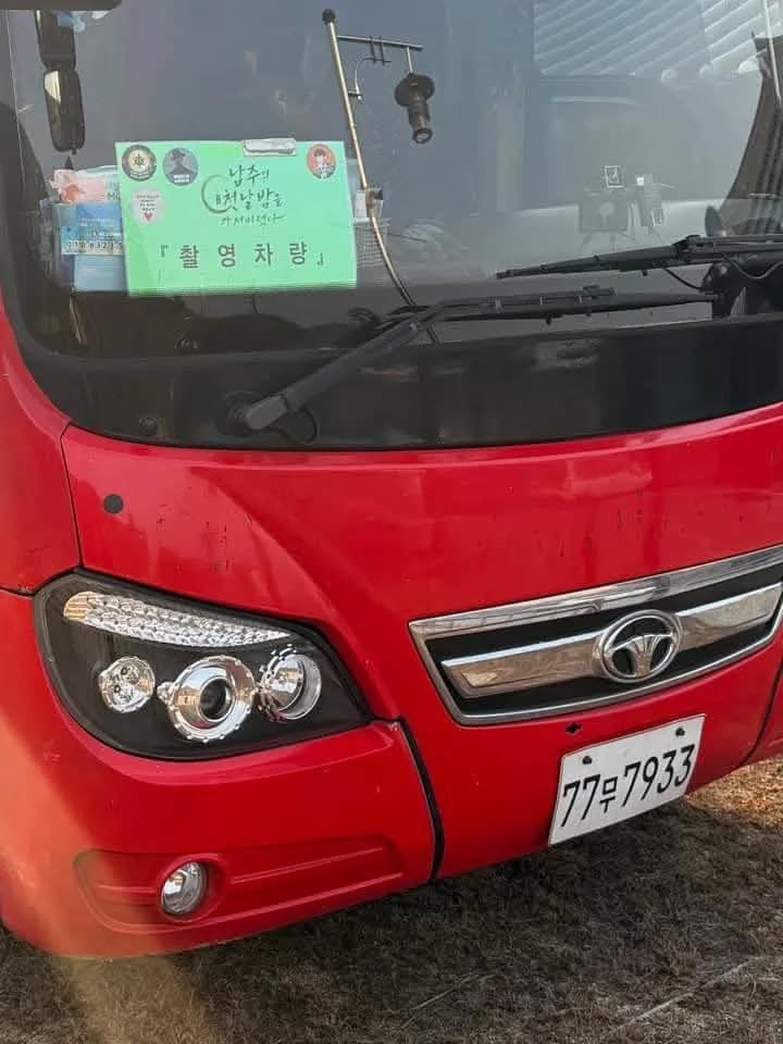 1607년에 세워져 지금까지 지켜온 문화재가 고작 드라마 따위로 인해 훼손되었다
지방에 있다고 사람들이 잘 찾지 않으니 드라마 한 번 타면 사람들이 많이 찾을거라고 하면서 촬영 허가를 받았겠지.
근데 KBS 니들이 따위가 뭔데 방송이 뭔데 훼손하라고 된다고 하드나?