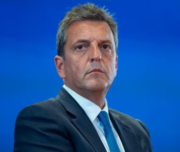 🔥Sergio "el innombrable" Massa sigue feliz festejando comienzos de 2025 en la costa. LIBRE, sin ninguna denuncia, con toda la impunidad posible. Todos perdimos entre el 30-40% de nuestros ingresos en 2024 por causa de este tipo que destrozó el país. Se nos ríen en la cara