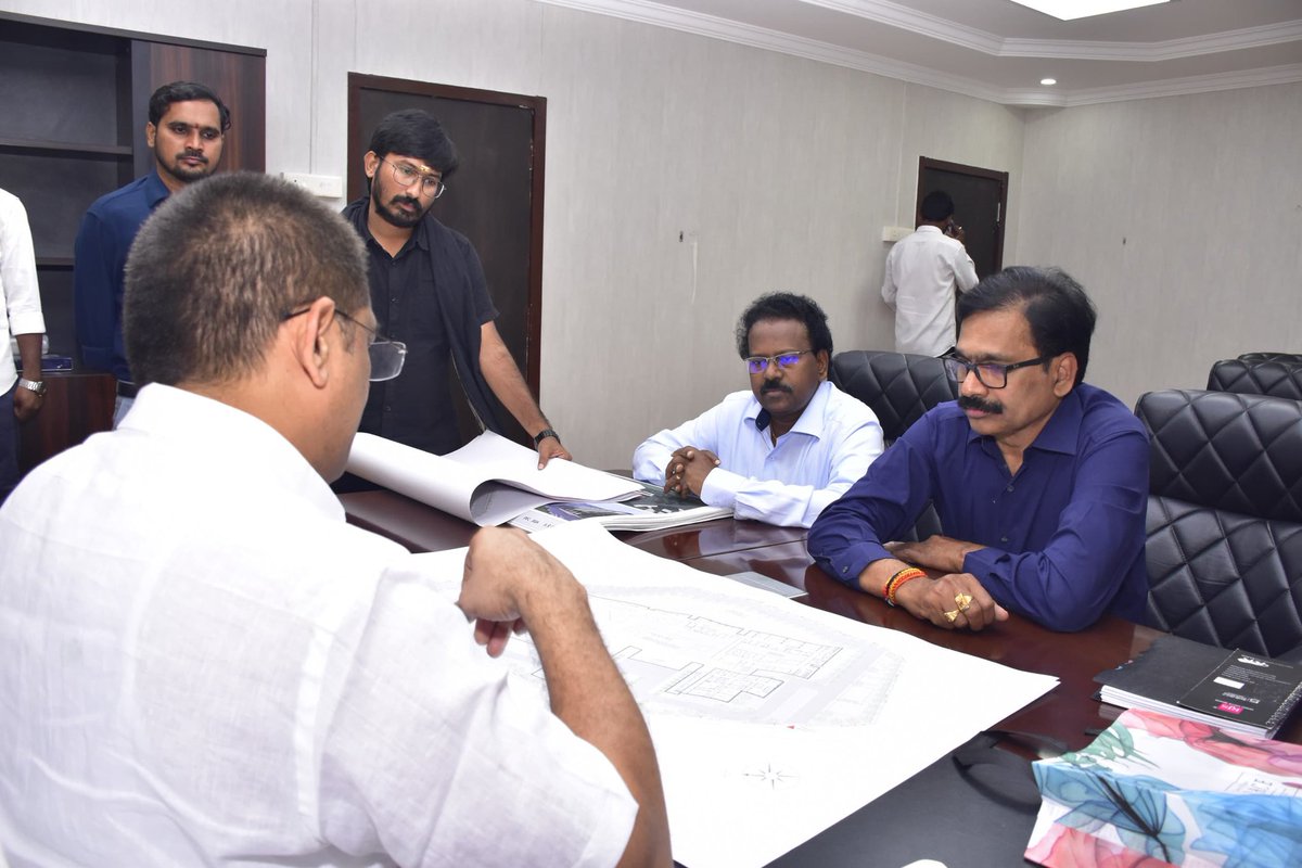 JSPSrinivasarao's tweet photo. పిఠాపురంలో నిర్మించనున్న 100 పడకల ఆసుపత్రి పై మంగళగిరి లోని #APMSIDC కార్యాలయంలో నిర్మాణ అభివృద్ధి ప్రణాళిక డ్రాయింగ్ పై చర్చలు జరిపి అధికారులకు అభివృద్ధి పనులపై తగు సూచనలను, సలహాలను ఇవ్వడం జరిగింది.
@JanaSenaParty @PawanKalyan
@JSPShatagniTeam @pithapuramjsp https://t.co/hhykXtvfSz