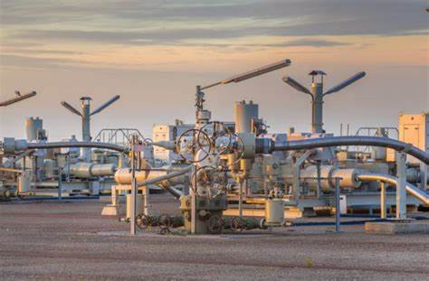 We gingen dus van ons éigen Gronings #aardgas, naar Russisch gas (5x zo duur), naar nu #LNG gas uit USA (16x zo duur)..

En er zit nu nog voor ca 1000 mrd euro (gelijk aan ons hele NL jaarinkomen/BBP) onder #beton in Groningen. Bedankt, #D66!