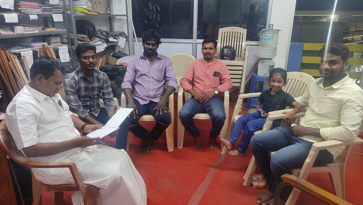 muthukumarCpim's tweet image. 2025 புத்தாண்டில் காஞ்சி நகரில் சி பிஎம் ஆதரவாளர் புதிய கிளை உருவானது. 
மார்க்ஸியம் என்றும் இளமையானது. அது அரசியல் ,அறிவியல், உற்பத்தி சக்திகள் உற்பத்தி உறவுகள் இவைகளின்  காலமாற்றத்துக்கேற்ப தன்னை தகவமைத்துக் கொண்டு மீண்டும் மீண்டும் உயிர்ப்புடன் வளர்ந்து கொண்டே இருக்கும்