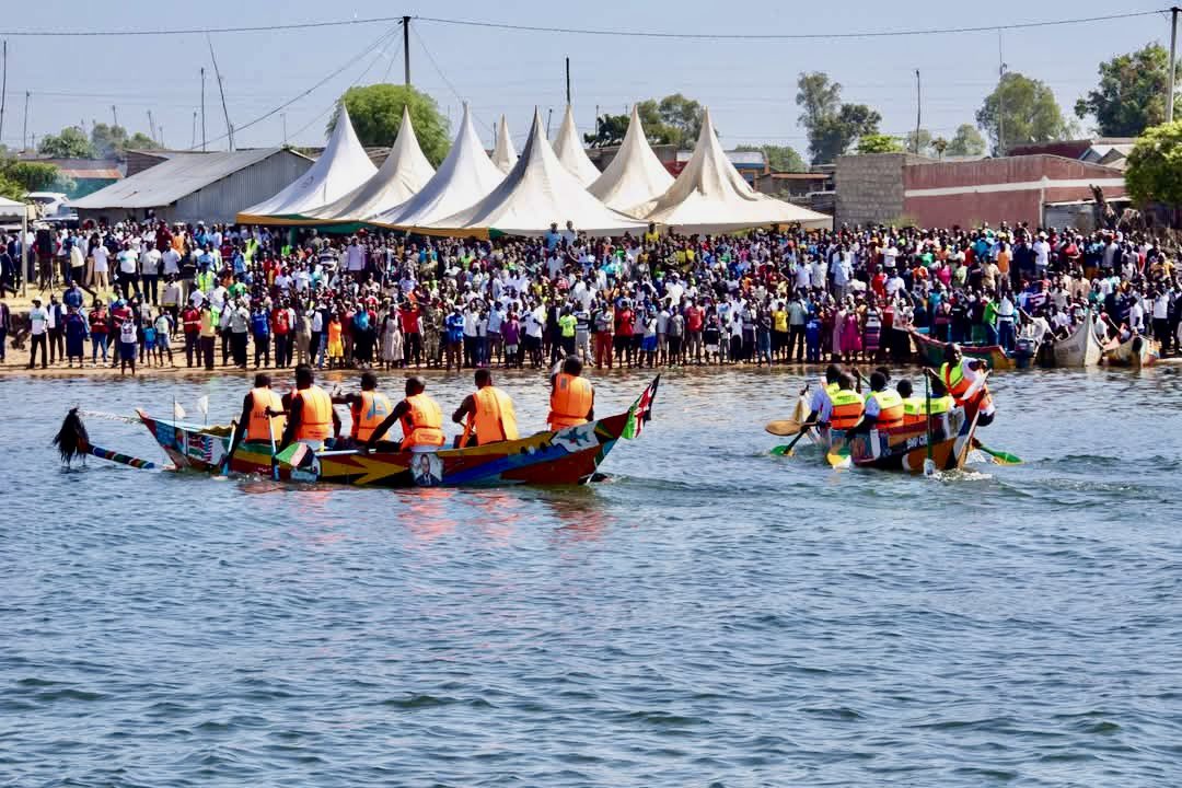 OAmollo's tweet photo. #Piny Luo Day Two, Early Morning Congregation At Wich Lim Beach For Traditional Sports; Boat Racing; Swimming &amp; Wrestling https://t.co/j9xYtJuRFJ