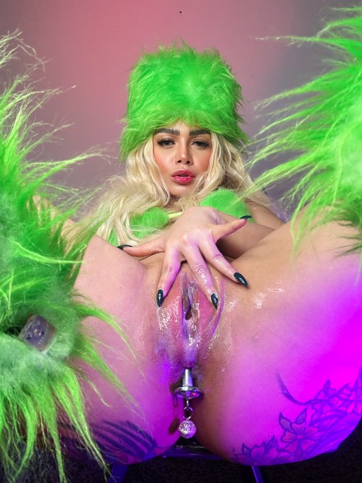 1 pic. Grinch!  ??? ONLYFREE ?? https://t.co/YOsXcnHfpR