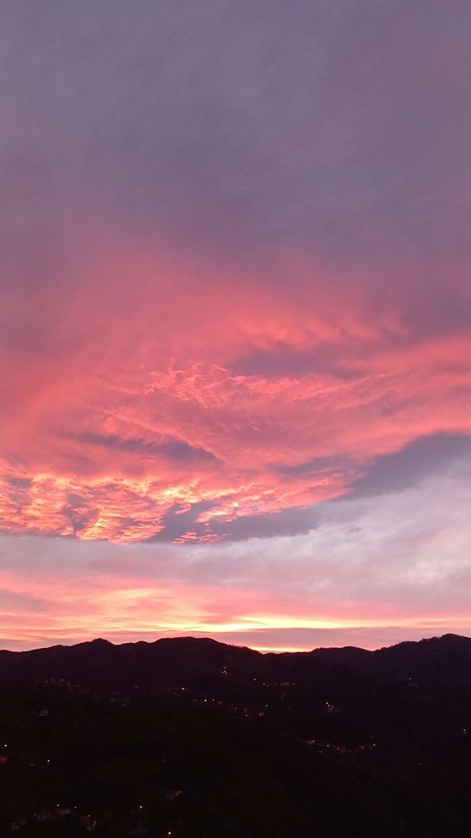 Kaldırın BUGÜN, 
Ne kadar engel varsa, 
GÜNEŞLE aranızda...

Elinizin değdiği her şey,
GÖKYÜZÜ koksun...!..

_____Ataol Behramoğlu_____