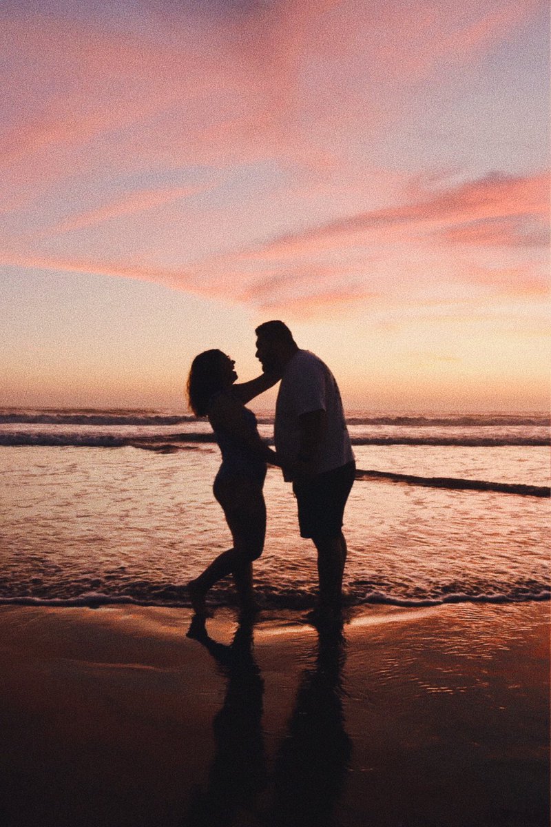 337ht's tweet image. Que tus ojos siempre me busquen, que cuando la vida te sonría o te haga llorar siempre me encuentres a mí. 

Gracias por elegirme, por ser la persona con la que quiero compartir mis días, mis sueños y mi vida entera. 

Te amo, y estoy feliz de que este viaje lo hagamos juntos.❤️