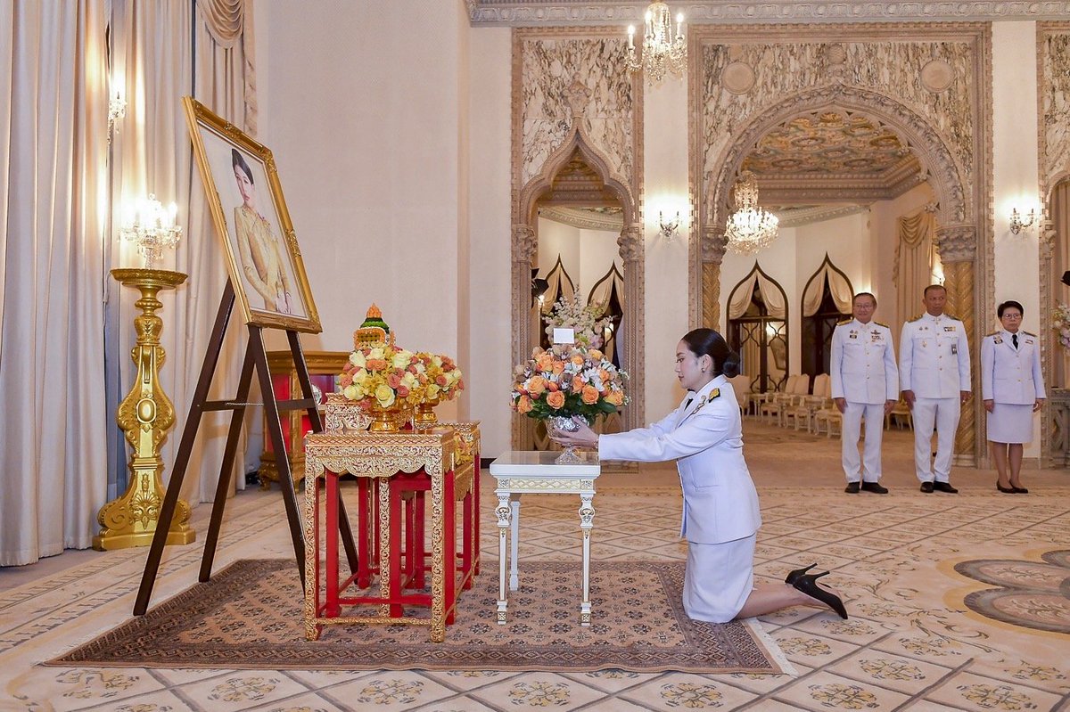 thaigov1's tweet image. #นายกฯแพทองธาร รับพระราชทานบัตรอำนวยพร และแจกันดอกไม้ เนื่องในโอกาสวันขึ้นปีใหม่ 2568 จากผู้แทนพระองค์ในสมเด็จพระเจ้าลูกเธอ เจ้าฟ้าสิริวัณณวรี นารีรัตนราชกัญญา

@ingshin