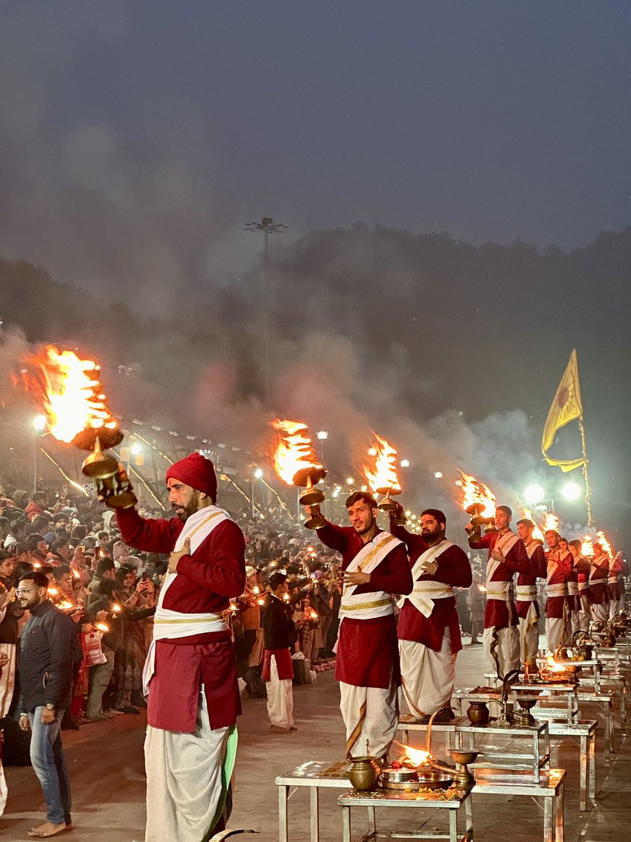 therajiv's tweet photo. Starting the New Year with Ganga Aarti at Rishikesh 🌻 https://t.co/SVkBJTZ6YC