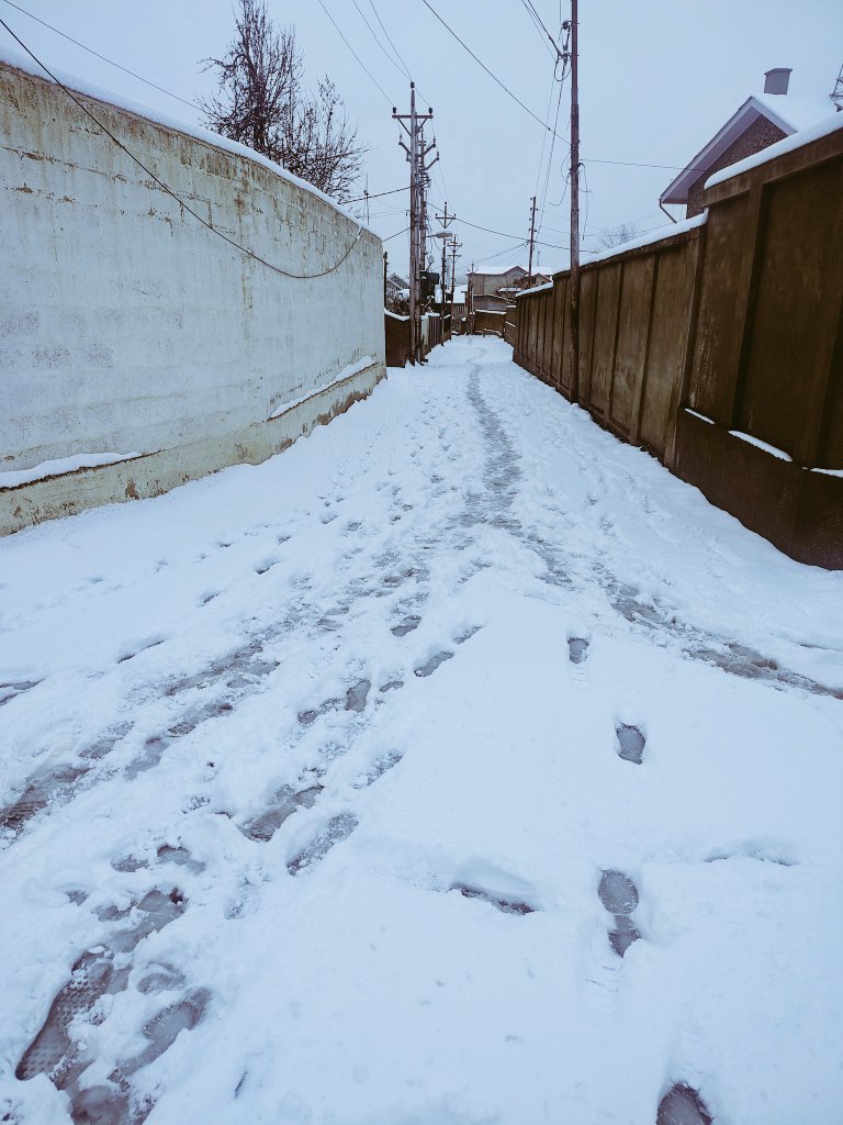 I remember when <a href="/Touseefraina/">Touseef Raina</a>  was the president of municipality the lanes were cleared of snow even before people could come out, is todays admin inefficient? No snow clearance since last snow fall in kanlibagh baramulla. 
<a href="/DCBaramulla/">Deputy Commissioner Baramulla</a>
<a href="/mingasherpa/">Minga Sherpa</a>