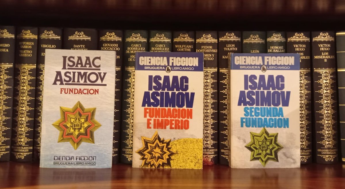 LibrosVintage's tweet image. “...se establecerá un refugio científico en Términus. Y otro será establecido al otro extremo de la Galaxia.”

El 2 de enero de 1920 nacía en Petróvichi (URSS) Isaac #Asimov, autor de la trilogía de la #Fundación.

#LibroAmigo n° 385, 400 y 410.
Editorial #Bruguera, 1984 y 1985.