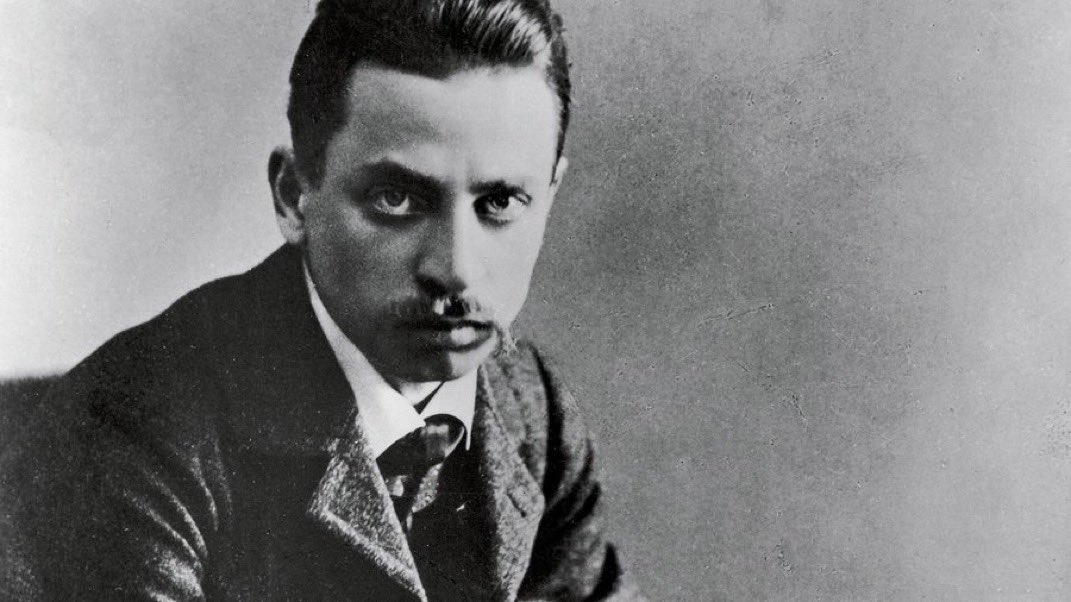 Und nun wollen wir glauben an ein langes Jahr, das uns gegeben ist, neu, unberührt, voll nie gewesener Dinge, voll nie getaner Arbeit, voll Aufgabe, Anspruch und Zumutung;

Rainer Maria Rilke an Clara Rilke,
1. Januar 1907