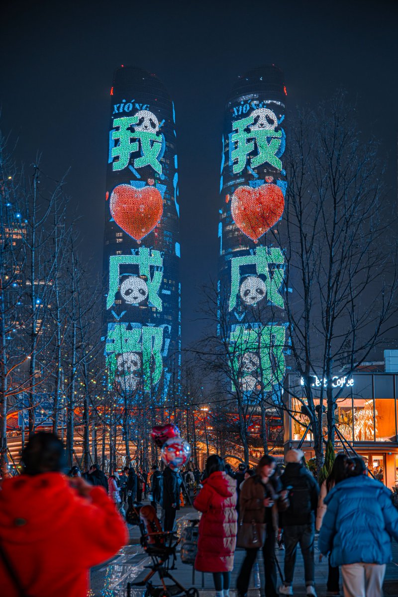 ChengduHitech's tweet photo. On New Year's Eve at Jiaozi Avenue with #Chengdu's iconic Tianfu Twin Towers.

#Happy2025 #NewYear2025 #NewYearsDay #ChengduHitechZone #architecture https://t.co/gmiaI9KbIF