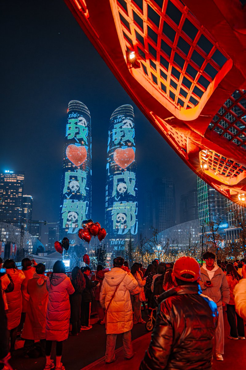 ChengduHitech's tweet photo. On New Year's Eve at Jiaozi Avenue with #Chengdu's iconic Tianfu Twin Towers.

#Happy2025 #NewYear2025 #NewYearsDay #ChengduHitechZone #architecture https://t.co/gmiaI9KbIF
