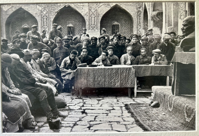 anselmhager's tweet image. Soviet law trial.. in a mosque… with Lenin&apos;s bust on the table… religious syncretism!