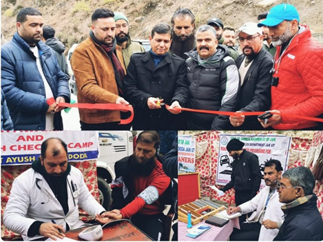 Sana_Kaif1's tweet photo. ๐The Motor Vehicle Dept Doda & Health Dept organized a free Medical/Eye Checkup Camp for drivers, emphasizing the importance of vision & well-being for road safety. #NayaKashmir #BadaltaKashmir #RoadSafety #EyeCheckUp #DriversHealth #Healthcare #VisionMatters #MedicalCamp https://t.co/H5HLZEGLuU