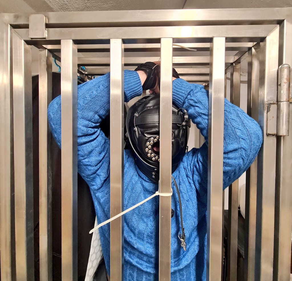 Und einfach mal schön Abhängen über Silvester, stand für meinen #loser <a href="/moo_webber/">Moo</a> auf dem Programm!
#stahlkäfig #zuchtundordnung #inhaftiert #Sklaven #Findom #findomaddict #dominatrix #paypig