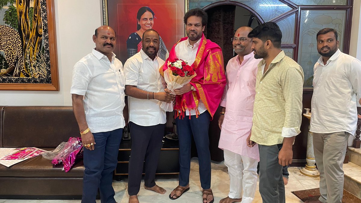 itsKarthikrjnr's tweet photo. బీఆర్ఎస్ పార్టీ రాజేంద్రనగర్ నియోజకవర్గ ఇంచార్జ్ పట్లోళ్ల కార్తిక్ రెడ్డి గారిని కలిసి నూతన సంవత్సర శుభాకాంక్షలు తెలిపిన రాజేంద్రనగర్ నియోజకవర్గ పార్టీ నాయకులు.
#karthikforchange 
#Happy2025 #BRS https://t.co/jA0l0IaXsw