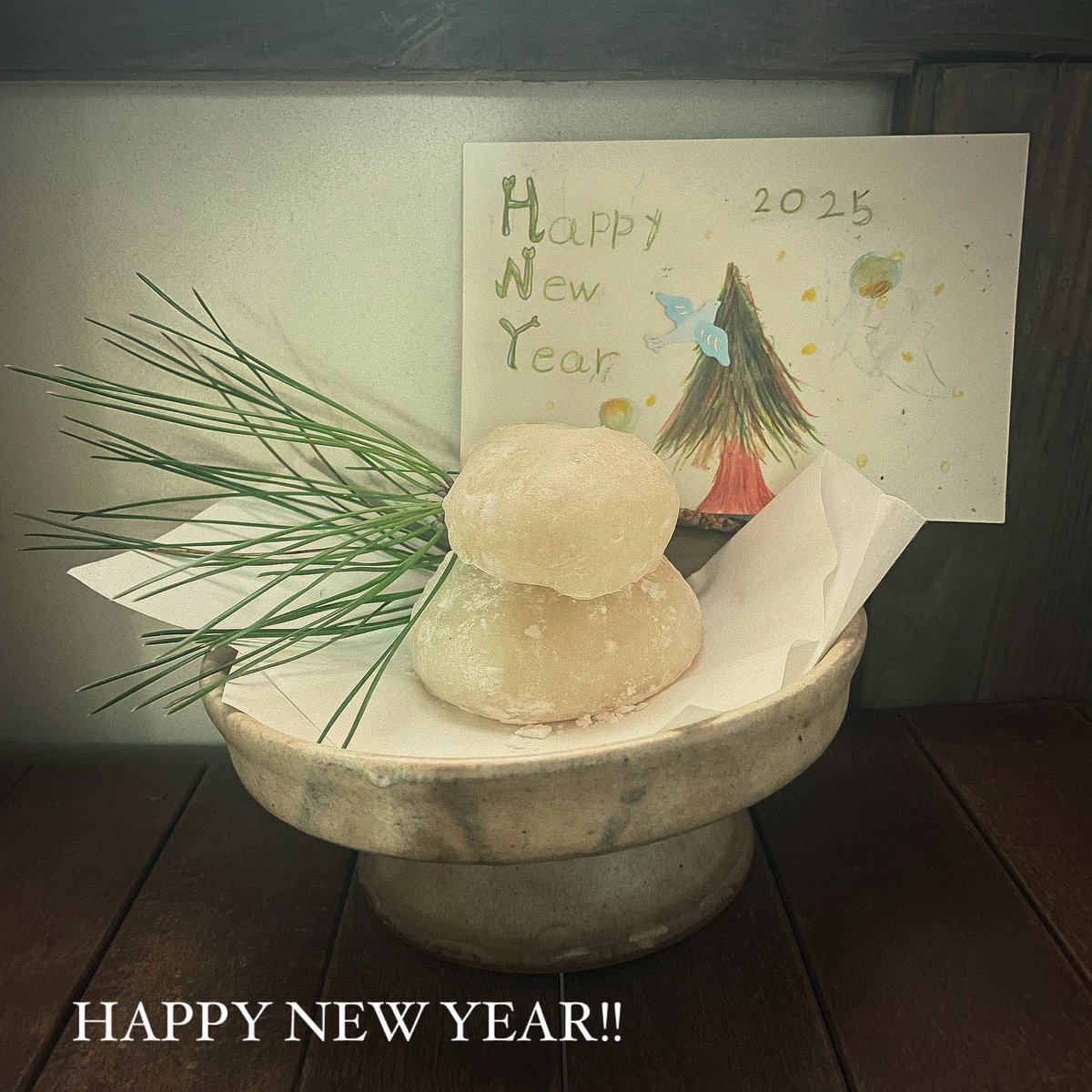 tetegallery's tweet photo. あけましておめでとうございます。

あっという間に新年！！
あまりの1年の早さにびっくりです。

餅つきでついた鏡もちと
9歳娘の描いたカードが素敵だったので、借りました。

本年度も頑張って作陶していきますので、
どうぞよろしくお願いします。 https://t.co/JApxkfftpw