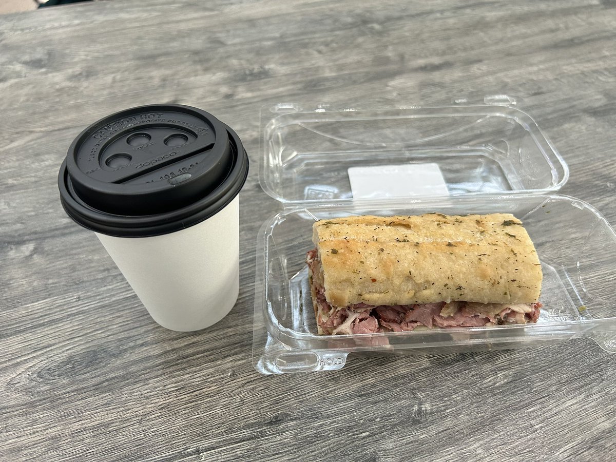 この前アメリカに行ったときに朝食でも食うか〜とコーヒースタンドでコーヒーとサンドイッチを買ったんですけど、これいくらだと思いますか？20ドル (3000円超)です