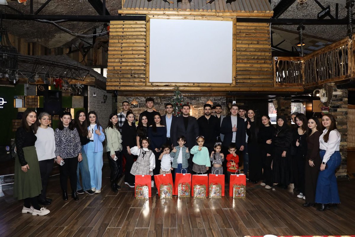UNECeduaz's tweet photo. UNEC THİK üzvü olan tələbələrimiz 
Dünya Azərbaycanlılarının Həmrəyliyi Günü və Yeni il bayramını UNEC-in şəhid olan məzunlarının övladları ilə birlikdə keçirərək, onlara sevincli və əyləncəli gün yaşadıblar. 

#UNEC #UNECTHİK #UNEC2025 #şəhidlər https://t.co/VgM9Ec4cTM