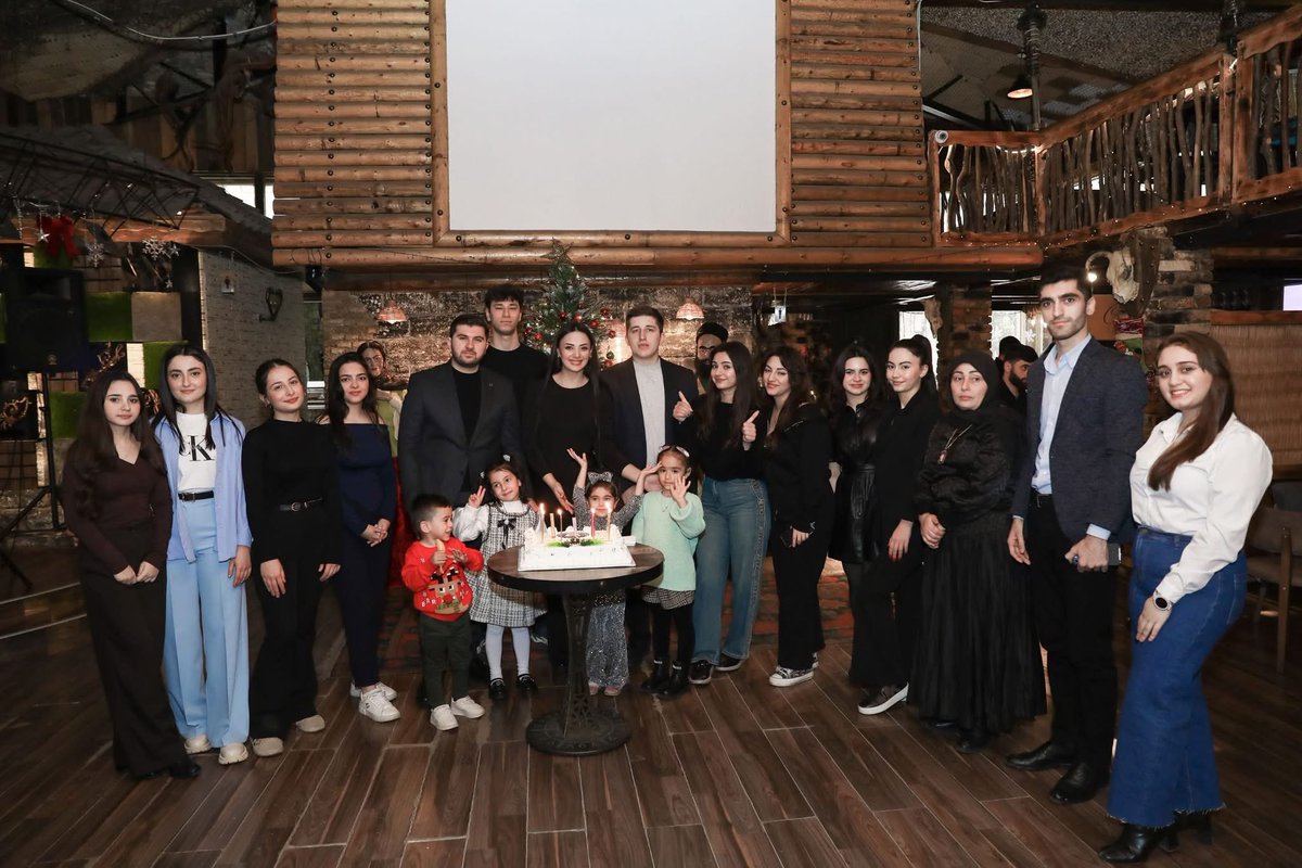 UNECeduaz's tweet photo. UNEC THİK üzvü olan tələbələrimiz 
Dünya Azərbaycanlılarının Həmrəyliyi Günü və Yeni il bayramını UNEC-in şəhid olan məzunlarının övladları ilə birlikdə keçirərək, onlara sevincli və əyləncəli gün yaşadıblar. 

#UNEC #UNECTHİK #UNEC2025 #şəhidlər https://t.co/VgM9Ec4cTM