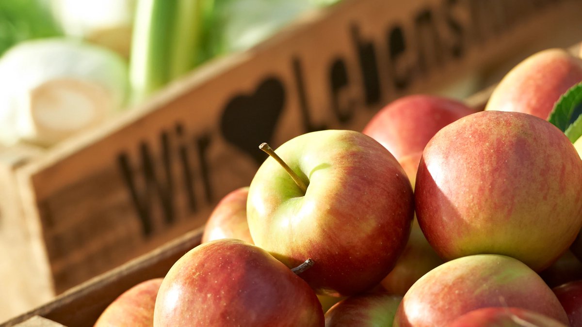 Edeka_Buchbauer's tweet image. 🍎 Tag des Apfels – 11. Januar 🍏

Heute feiern wir den Apfel! 🎉 Entdeckt in unseren Märkten eine große Auswahl an frischen und knackigen Apfelsorten – perfekt für jeden Geschmack. 🍎

Kommt vorbei und findet euren Favoriten! 🛒 #TagDesApfels #Apfelliebe #RegionalGenuss