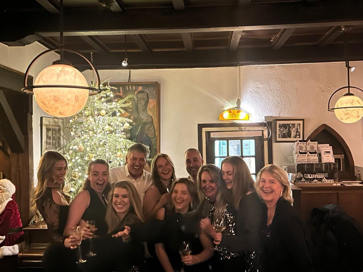 Het was weer heel gezellig bij de oudejaarsborrel met het fantastische Pilaren team! Namens alle medewerkers een gezond en gezellig 2025! 🥂