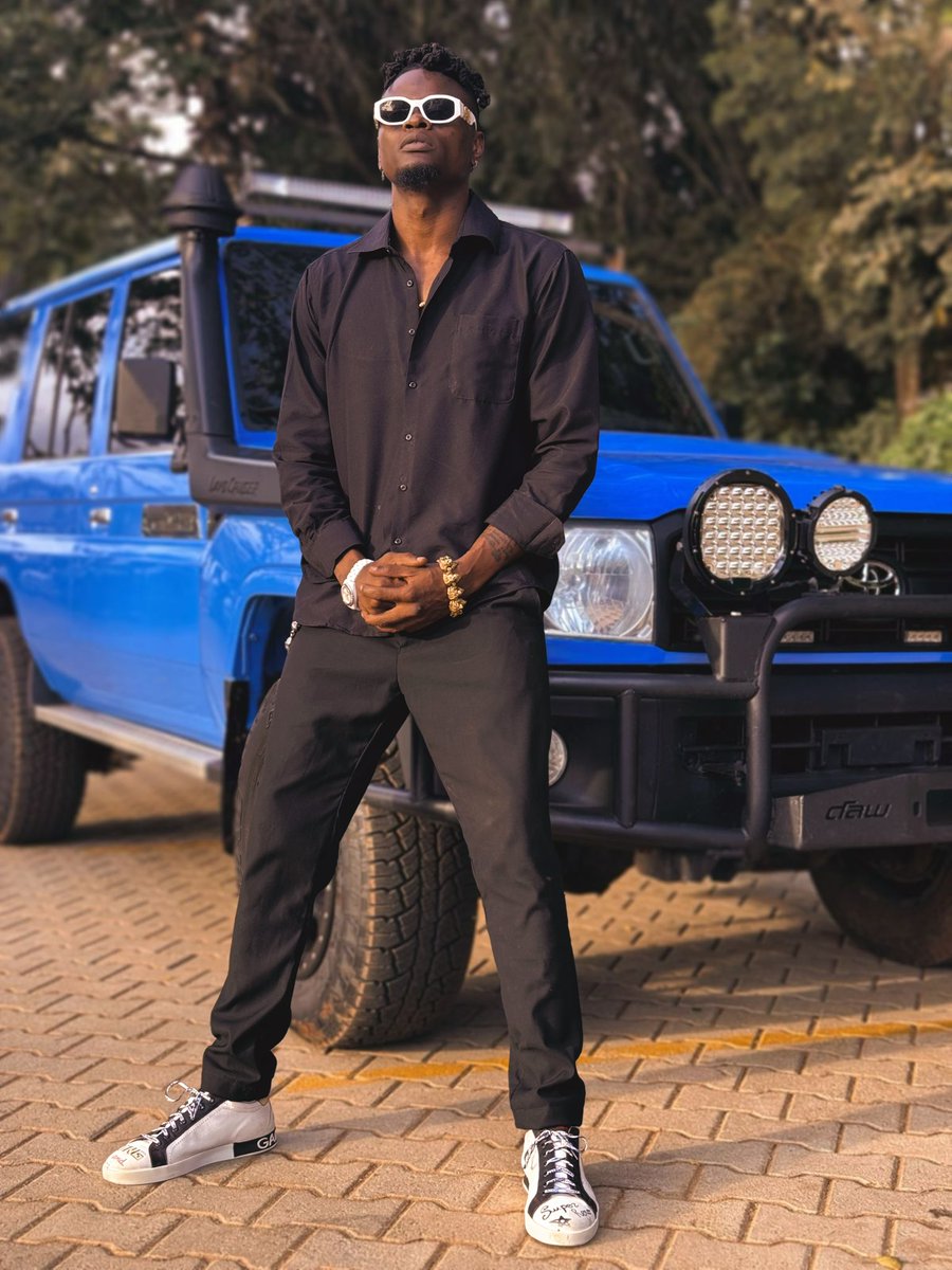 KaineRobzee's tweet photo. man stood n sung till he finished, nga thea so called Gaali z there, he even dissed thea fake Boss wen they could do nothing. he even passes thru them to his Car @pallasomusic ur a Real King I bow 🙌💪 https://t.co/zIdt20clT6