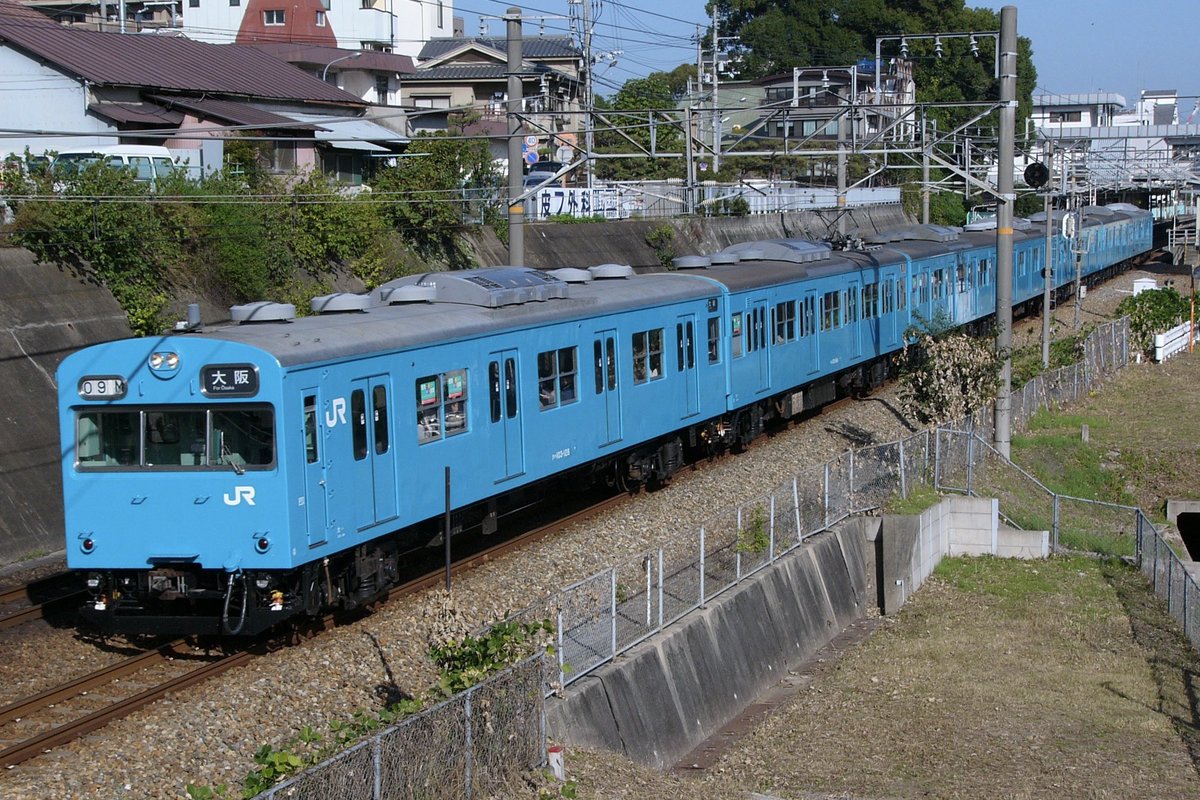 モリ17編成の後を引き継いだ、スカイブルーの103系(編成番号？)。モハユニットはE38編成から転用されたモハ103-685、モハ102-841、モハ103-685、モハ102-684。大阪駅の雰囲気も、社員の「ローソンシャツ」も懐かしいです。