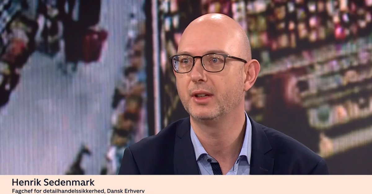 Rekordmange anmeldelser af butikstyveri er alarmerende, og det er stort set alle slags mennesker, der stjæler i landets butikker. Vi har efter corona set det, man godt kan kalde et skred i moralen, siger <a href="/hsedenmark/">Henrik L. Sedenmark</a> til <a href="/tv2newsdk/">TV 2 NEWS</a> #dkbiz