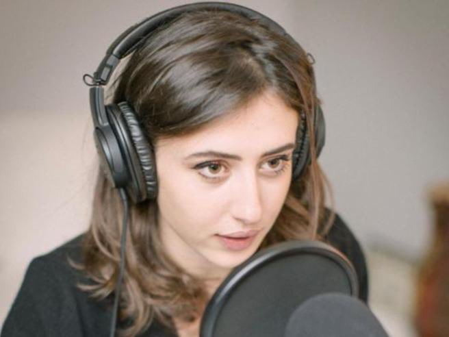 Una cella lunga quanto lei sdraiata, praticamente un loculo. Senza niente di niente, solo una coperta sotto e una sopra, e un faro sopra la testa che non si spegne mai. Le hanno tolto anche gli occhiali da vista.

Animali.
#freeCecilia subito.