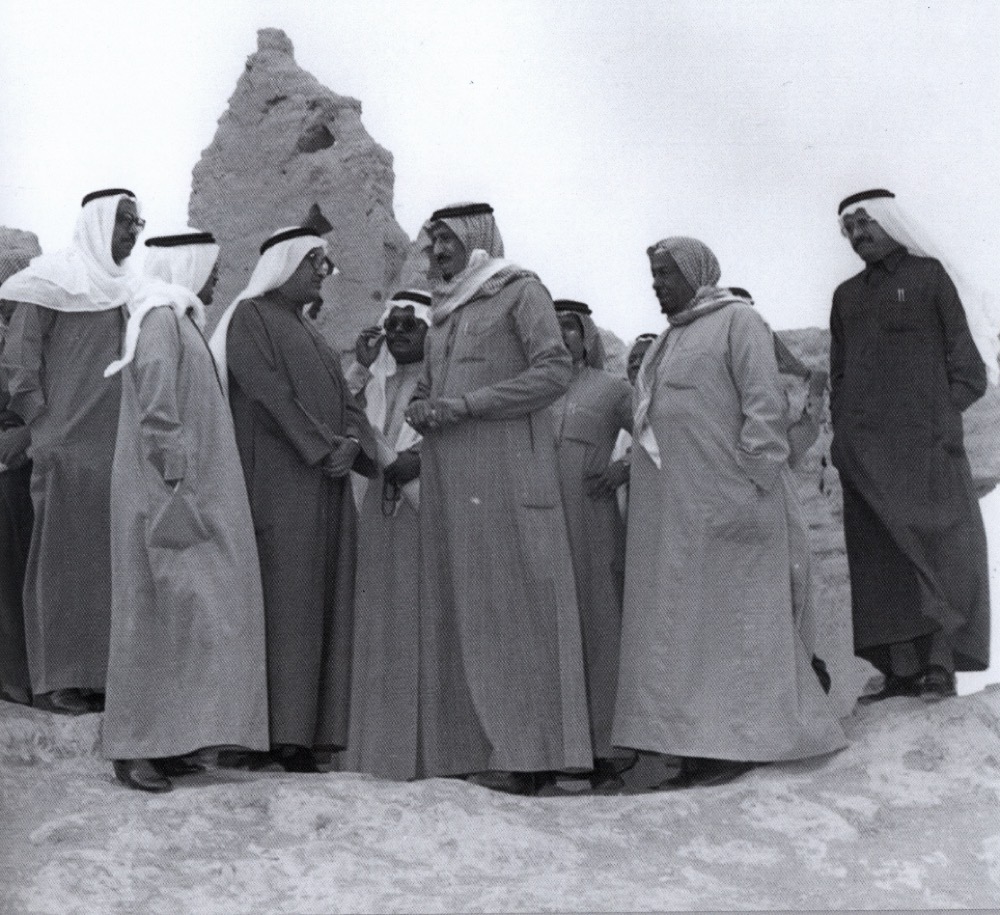 الأمير #الملك_سلمان متفقِّدًا حي الطريف بـ #الدرعية عام 1407، ويبدو وراءه الشاعر الأديب عبدالله بن خميس وأمامه أمين مدينة #الرياض عبدالله النعيم، وبينهما د. عبدالله مصري وكيل وزارة المعارف للآثار والمتاحف، كما يبدو عبدالرحمن العبداللطيف وكيل أمارة الدرعية.

عرب نيوز