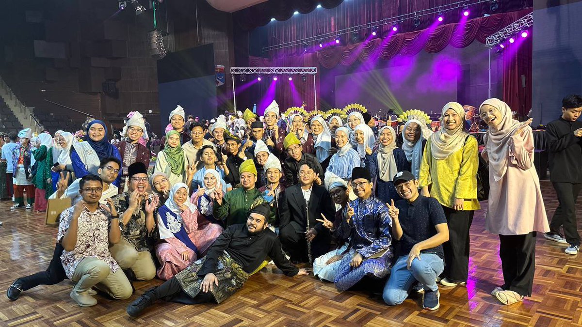 180524 | Festival Gamelan Nusantara UKM 2024 🥁🎼

Assalamualaikum WBT,

We are honored to perform at the Festival Gamelan Nusantara by Gamelan Gita Sahmura, UKM. This marks the beginning of a new chapter for Gamelan tradition at UKM and future collaborations.