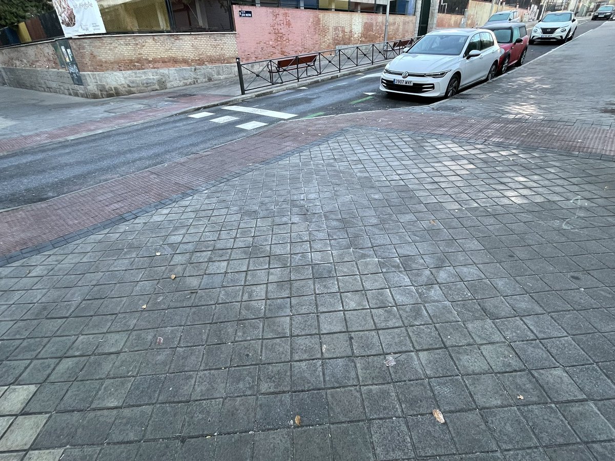 JuanTesta1's tweet photo. @Lineamadrid 
Calle Jesús Naestro esquina con Islas Filipinas, acera cubierta de hielo muy deslizante. https://t.co/oLio8mlSas